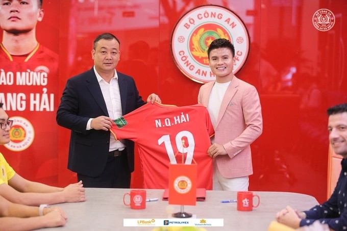 Quang Hải chính thức ký hợp đồng thi đấu cho CLB CAHN vào ngày 23/6. (Ảnh: CAHN FC)