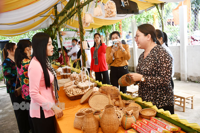 Chủ tịch Ủy ban MTTQ Việt Nam tỉnh Nguyễn Thị Hồng Nhung dự Ngày hội đại đoàn kết toàn dân tộc” ở xã An Đức, huyện Ba Tri. Ảnh: Hữu Hiệp