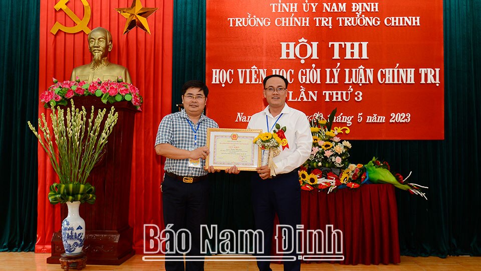 Hiệu trưởng Trường Chính trị Trường Chinh (bên trái) trao giải Nhất cho học viên tại Hội thi Học viên học giỏi lý luận chính trị do nhà trường tổ chức.
Ảnh: Xuân Thu