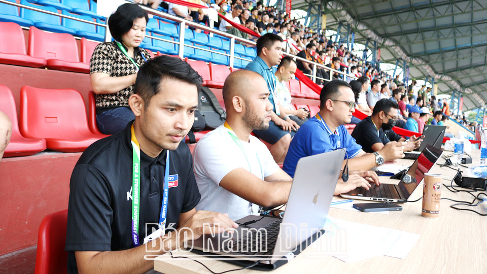 Phóng viên trong nước và quốc tế tác nghiệp trên khán đài Sân vận động Thiên Trường tại SEA Games 31 tổ chức tại Nam Định.
Bài và ảnh: Khánh Dũng