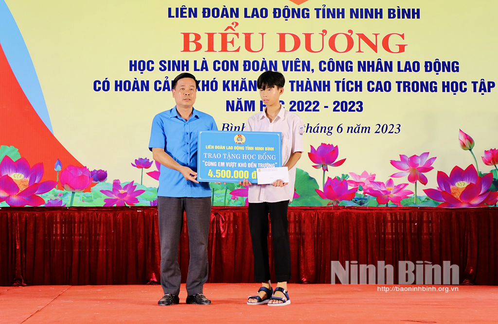 LĐLĐ tỉnh biểu dương con của đoàn viên công nhân lao động có hoàn cảnh khó khăn đạt thành tích cao trong học tập