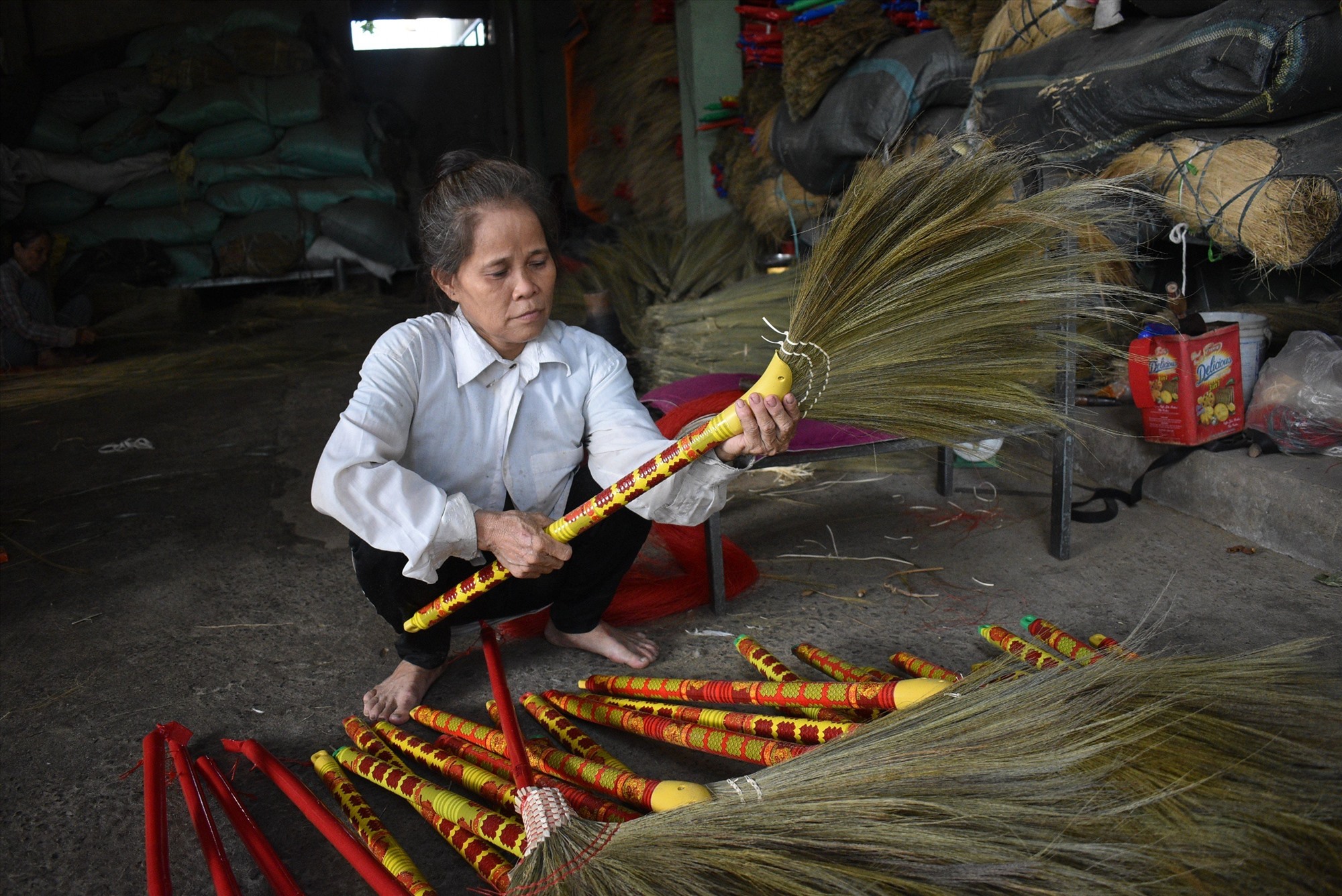 Cán chổi đót làm bằng trúc hoặc nhựa. Ảnh: Q.T