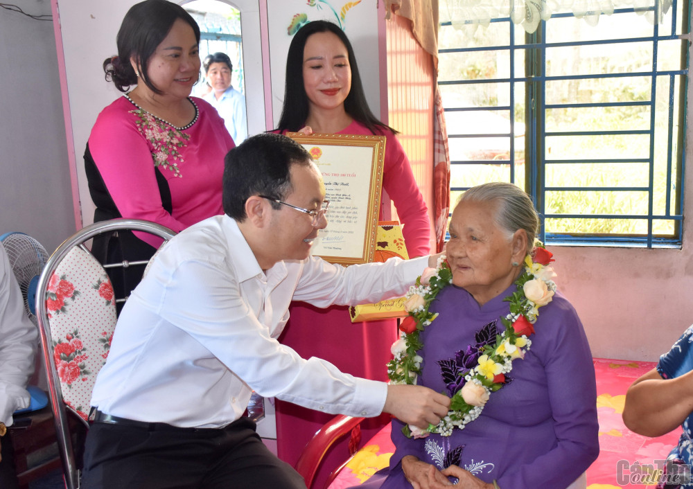 Đồng chí Nguyễn Văn Hiếu tặng vòng hoa mừng thọ cụ bà Nguyễn Thị Tuất ở phường Long Hòa, quận Bình Thủy tròn 100 tuổi. Ảnh: K.XUÂN