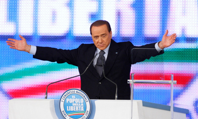 Ông Berlusconi xuất hiện trước người ủng hộ tại Rome hồi tháng 3/2009. Ảnh: Reuters