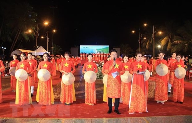 Lễ hội tôn vinh áo dài Việt Nam tại Festival Biển 2023 ảnh 1