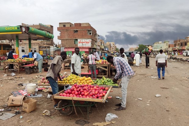 Người dân mua sắm tại một chợ ở Khartoum, Sudan. Nguồn: AFP/TTXVN