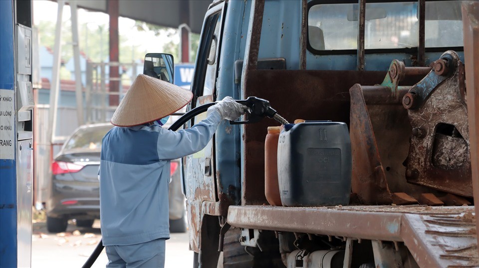 Giá xăng dầu hôm nay 23/5: ; giá xăng trong nước tăng gần 500 đồng/lít