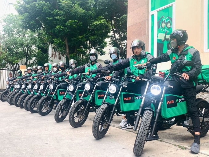 Tài xế Gojek sử dụng mẫu xe máy điện mới nhất của Dat Bike. Ảnh: Gojek