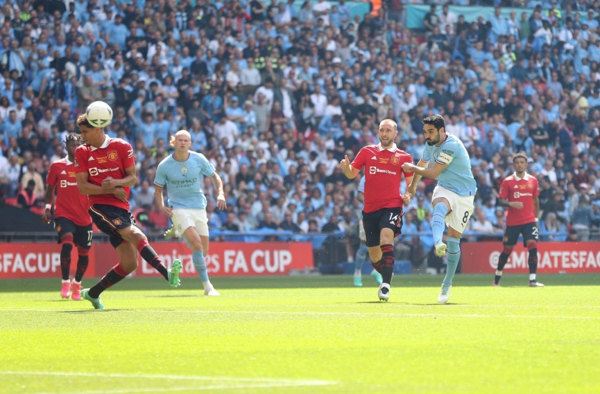 Gundogan lập siêu phẩm sút xa mở tỷ số cho Man City ngay từ giây thứ 13. Ảnh: Getty