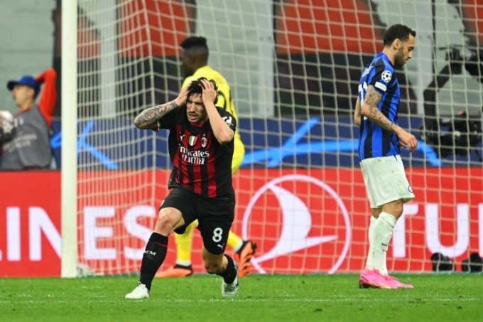 Tonali (số 8) chơi trận bán kết lượt đi Champions League giữa AC Milan và Inter hôm 10/5. Ảnh: Reuters