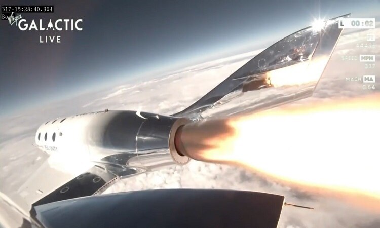 Máy bay Virgin Galactic chở khách lên vũ trụ thành công