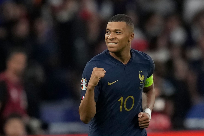 Mbappe mừng bàn vào lưới Hy Lạp tối 19/6. Ảnh: AP