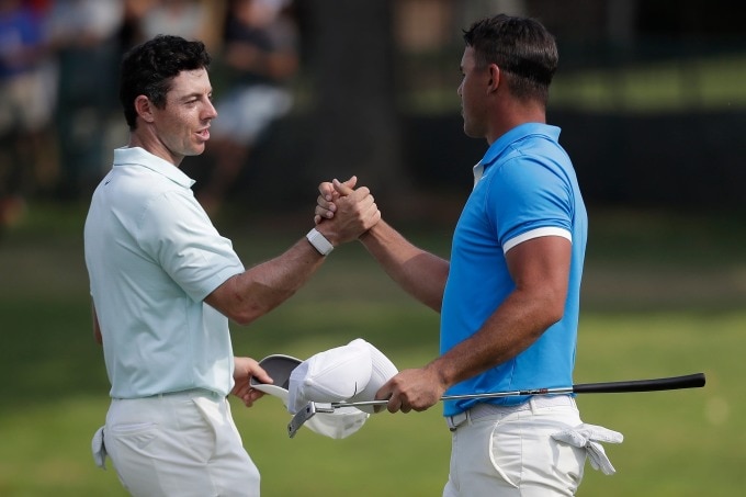 McIlroy (trái) bắt tay chúc mừng sau khi Koepka vô địch WCG FedEx St. Jude Invitational năm 2019. Ảnh: AP