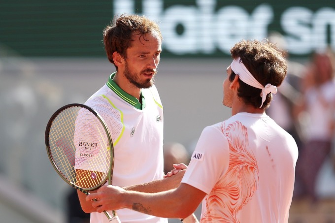 Medvedev bị loại ở vòng một Roland Garros