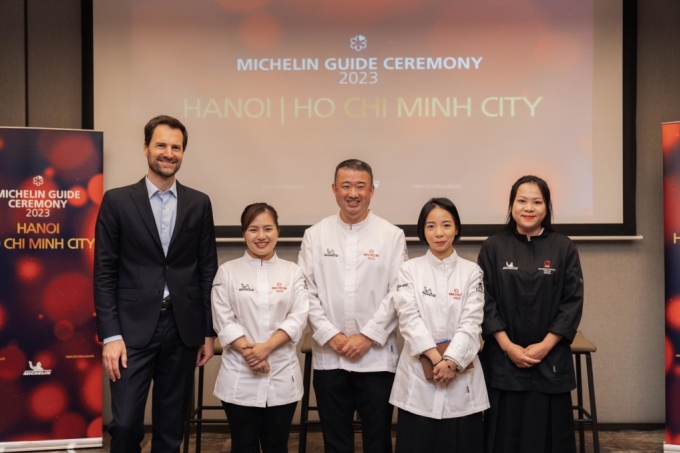 Giám đốc quốc tế của Michelin Guide Gwendal Poullennec (ngoài cùng bên trái) chụp ảnh cùng ba đại diện đến từ nhà hàng nhận một sao Michelin: Gia, Hibana by Koki và Tầm Vị cùng Nguyễn Thị Nụ, người đạt giải Service Award (giải cống hiến) trong hạng mục Michelin Guide Special Awards.