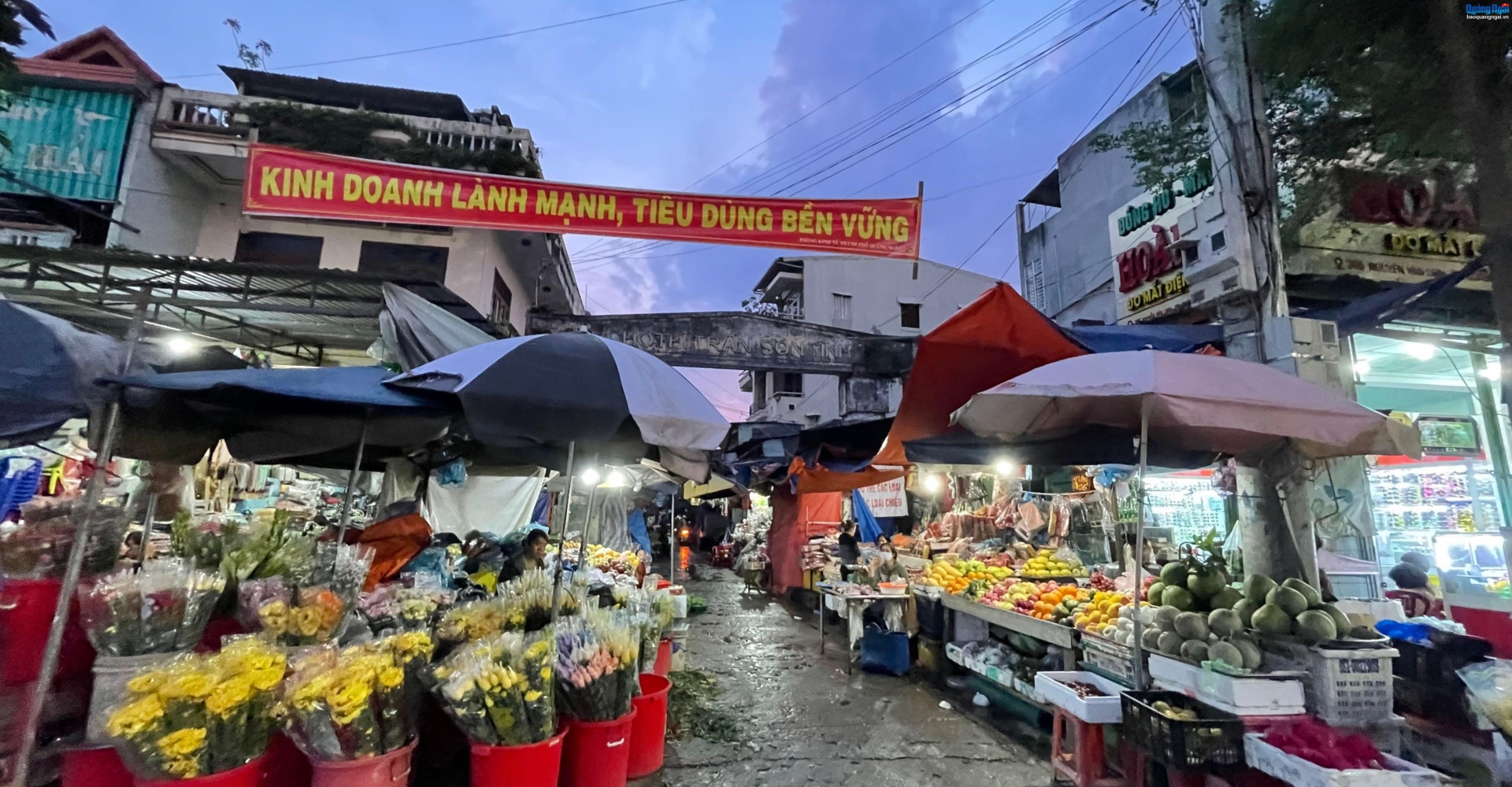 Chợ Hàng Rượu nằm trên đường Trương Quang Trọng (TP.Quảng Ngãi).