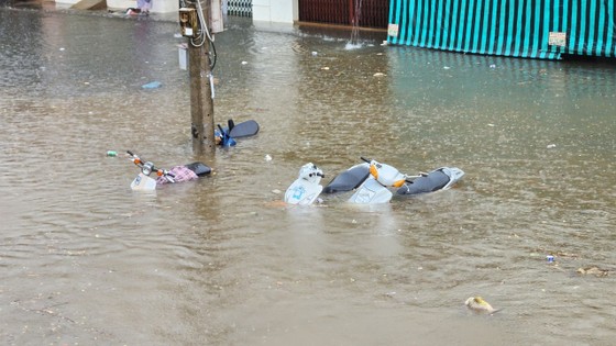 Starker Regen in der Stadt Bao Loc, viele Straßen sind stark überflutet. Foto 1