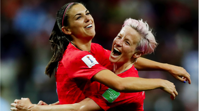 Alex Morgan (trái) và Megan Rapinoe (phải) lần thứ tư cùng đội tuyển Mỹ dự World Cup nữ. Ảnh: Reuters