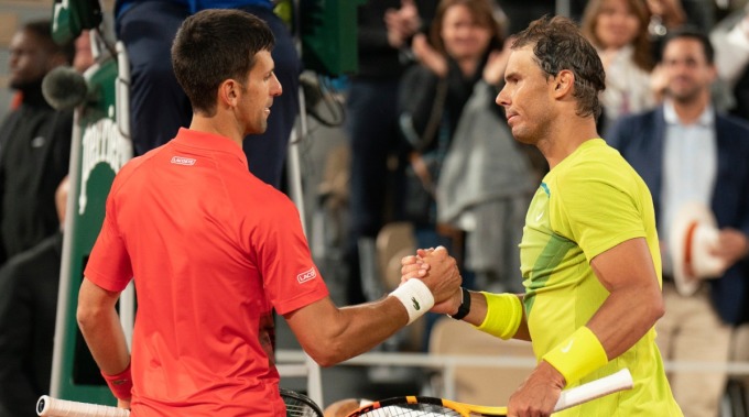 Nadal (phải) thắng 29 trận và thua 30 trận trong những lần đối đầu với Djokovic. Ảnh: AP