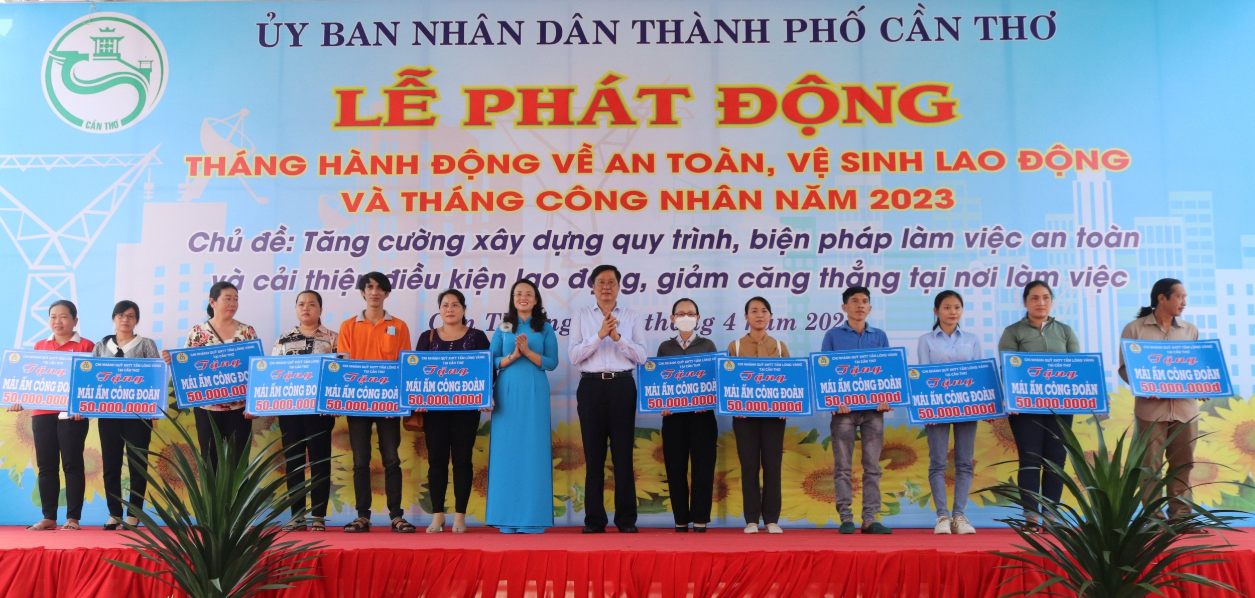 Lãnh đạo thành phố và LĐLĐ thành phố trao bảng tượng trưng Mái ấm Công đoàn cho công nhân khó khăn về nhà ở tại lễ phát động. Ảnh: Sở Lao động - Thương binh và Xã hội thành phố cung cấp