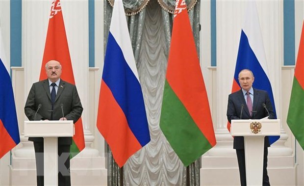 Tổng thống Nga Vladimir Putin (phải) trong cuộc họp báo chung với người đồng cấp Belarus Alexander Lukashenko tại Moscow Nga. (Ảnh: AFP/TTXVN)