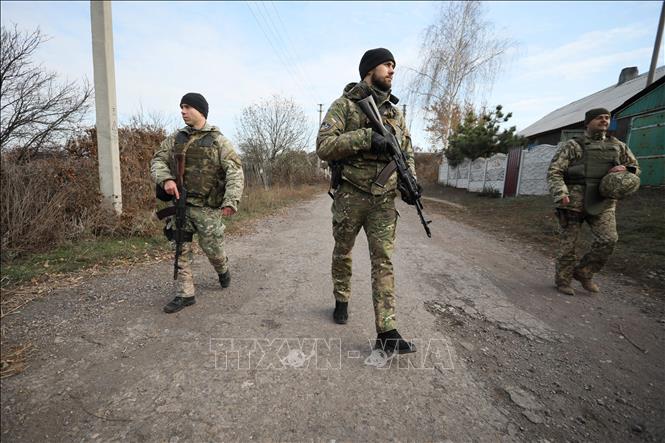 Binh sĩ Ukraine tuần tra tại làng Katerynivka, vùng Lugansk, miền Đông Ukraine. Ảnh minh họa: AFP/TTXVN