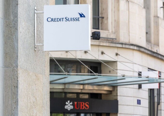 Logo UBS và Credit Suisse tại các tòa nhà ở Geneva. Ảnh: Reuters