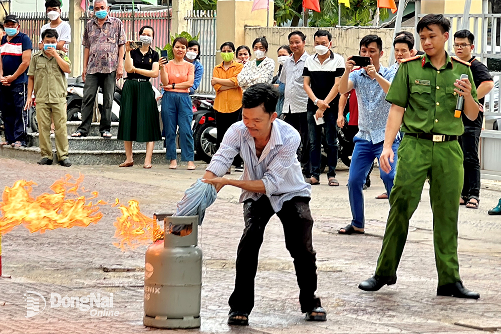 Công an TP.Biên Hòa hướng dẫn các hộ dân có nhà vừa để ở, vừa kết hợp sản xuất, kinh doanh tại P.An Bình xử lý sự cố rò rỉ khí gas, không để phát sinh cháy