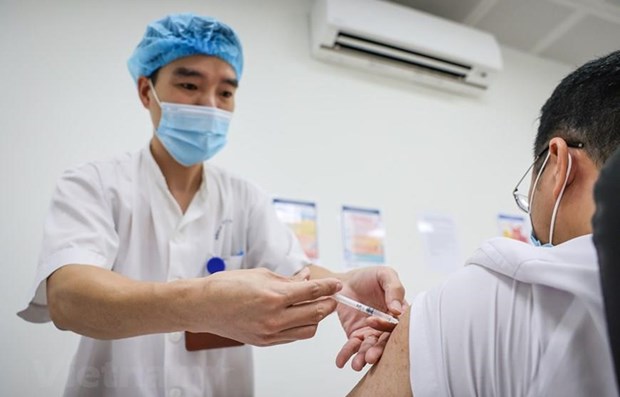 Tiêm vaccine phòng COVID-19 cho người dân. (Ảnh: Minh Sơn/Vietnam+)