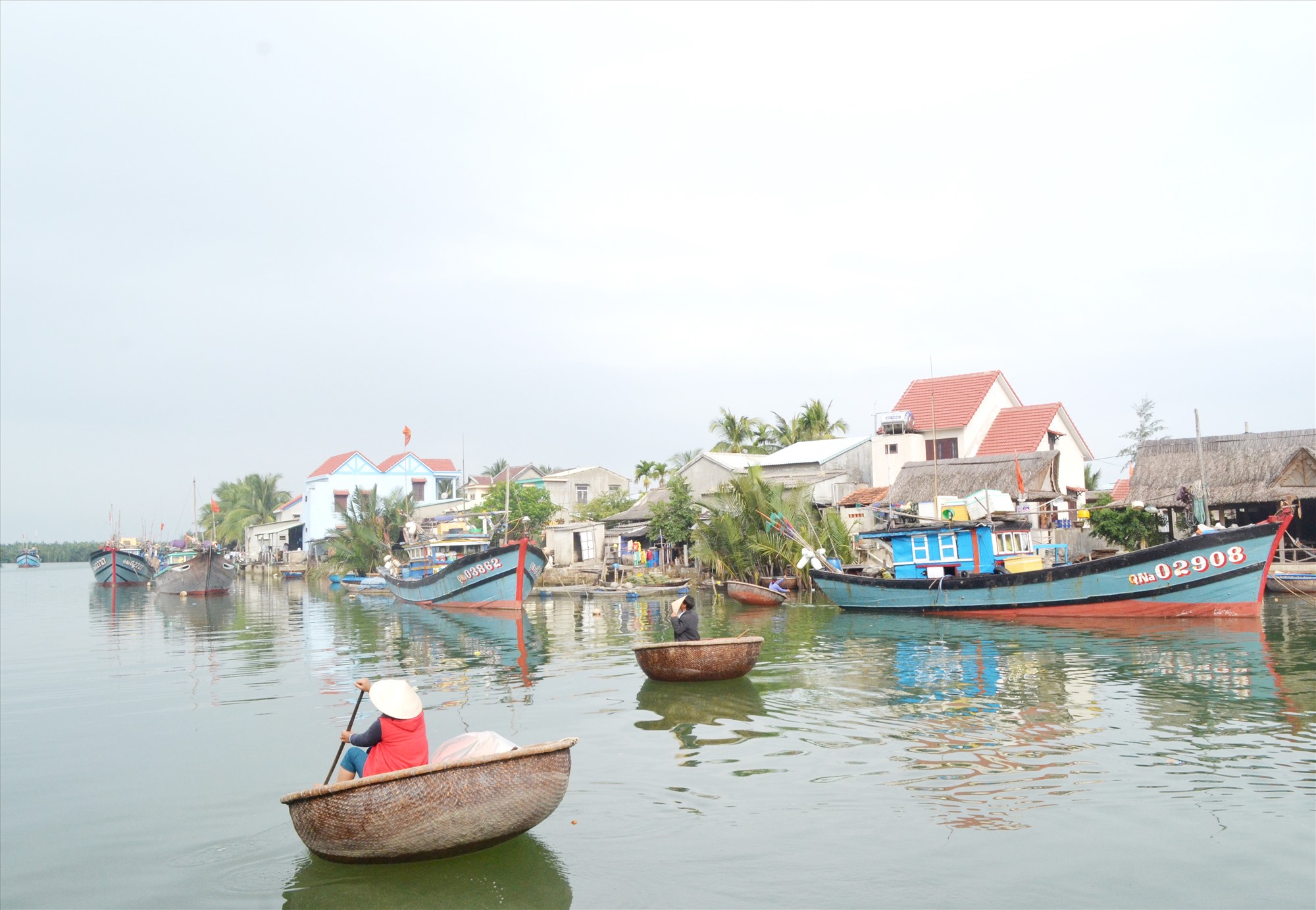 Nhiều tàu câu cá hố trên địa bàn Hội An phải nằm bờ. Ảnh: NGUYỄN QUANG