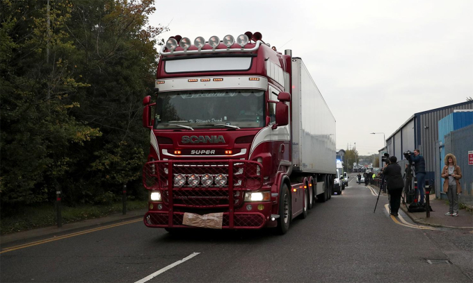 Nhân viên pháp y Anh đưa container chưa thi thể 39 người Việt khỏi hiện trường tháng 10/2019. Ảnh: Reuters