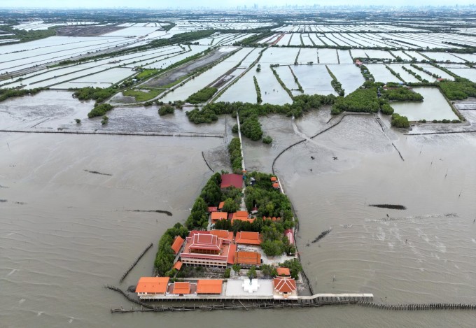 Chùa Phật giáo bị nước biển bao quanh tại làng Ban Khun Samut Chin, ngày 14/6. Ảnh: AFP