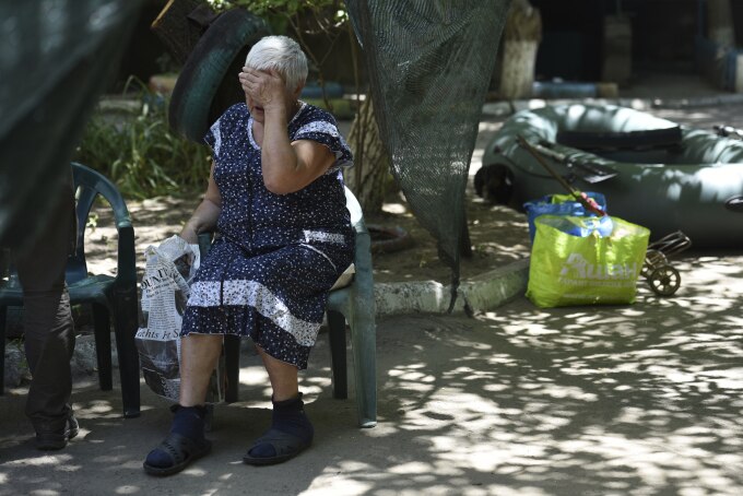 Một cư dân ôm mặt đau buồn ở thị trấn Hola Prystan, Kherson, hôm 16/6. Ảnh: AFP