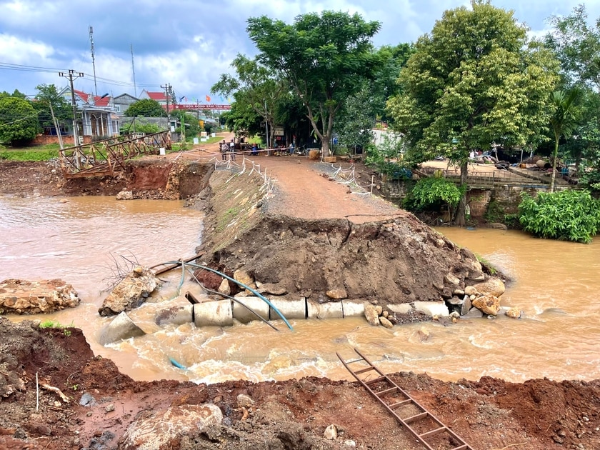 Người dân gặp khó vì lũ cuốn trôi đường tạm ảnh 1