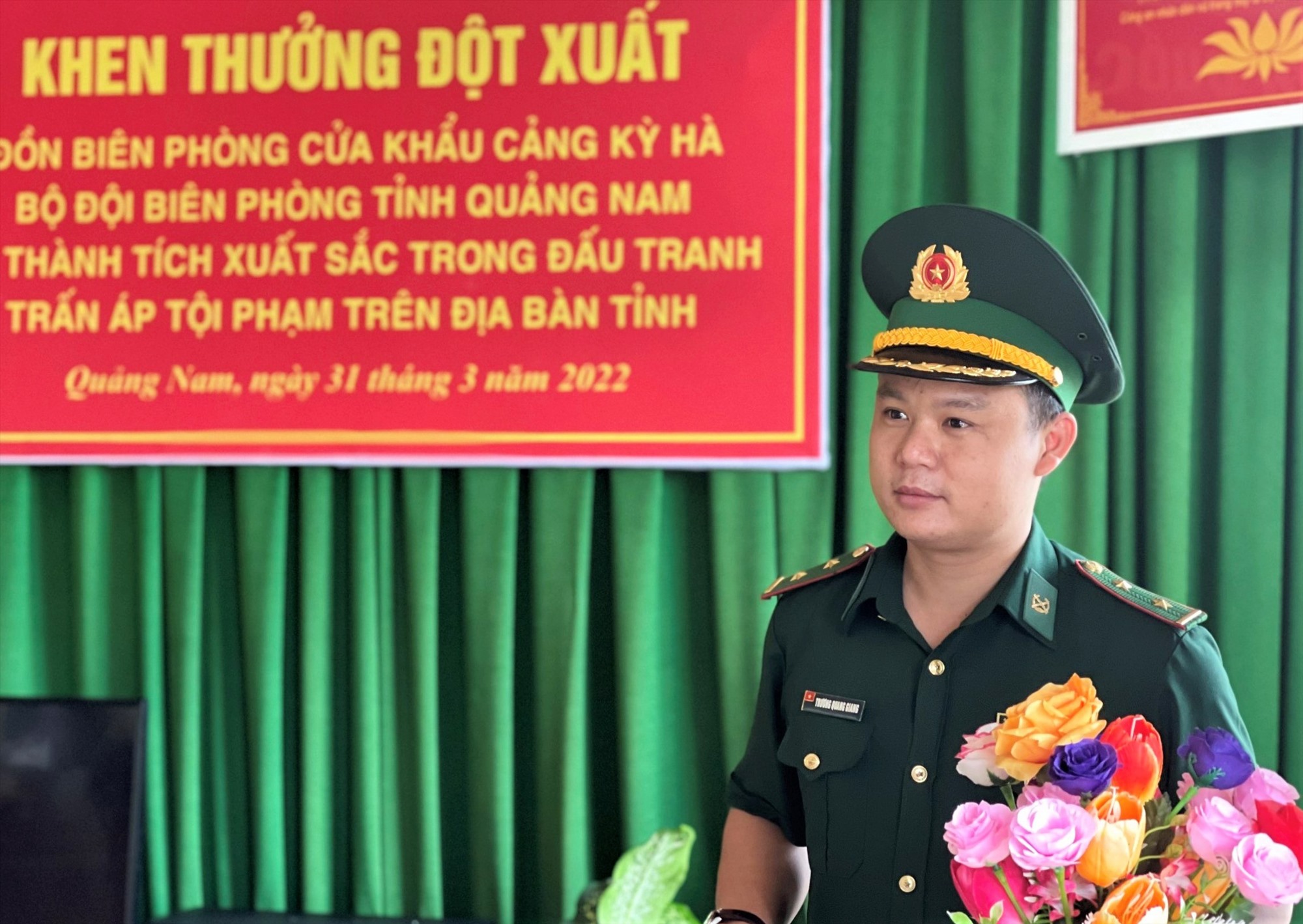 Trung úy Trương Quang Giang (bây giờ là Thượng úy) phát biểu tại chương trình khen thưởng đột xuất của UBND tỉnh sau đợt ra quân trấn áp tội phạm. Ảnh: Đ.N