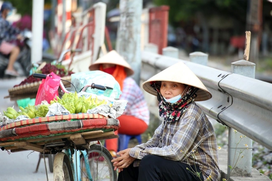 Bà Trần Thị Lương (Hoài Đức, Hà Nội) bán hàng rong mưu sinh trong thời tiết nắng nóng tới 40 độ C tại Hà Nội. Ảnh: dantri.com.vn