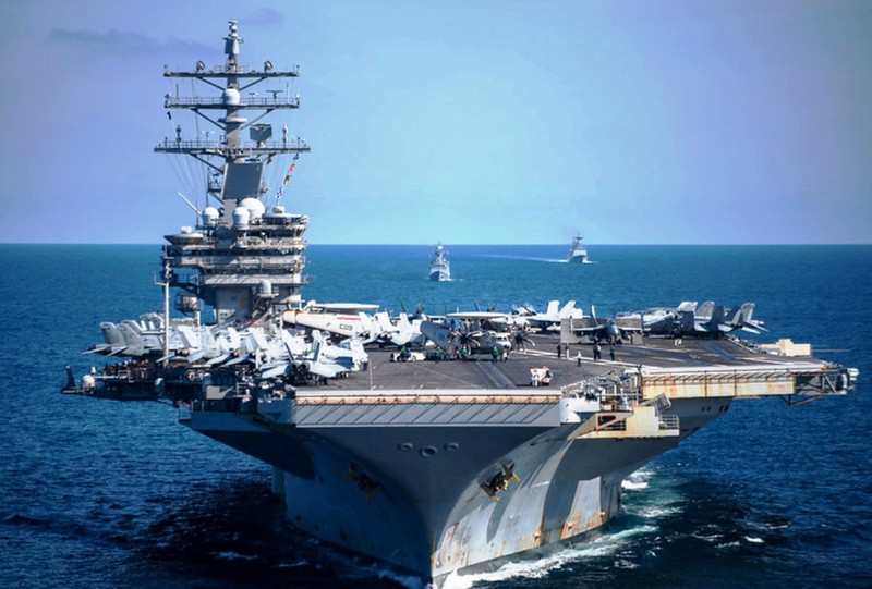 Tàu sân bay USS Ronald Reagan CSG tiến vào vịnh Đà Nẵng.