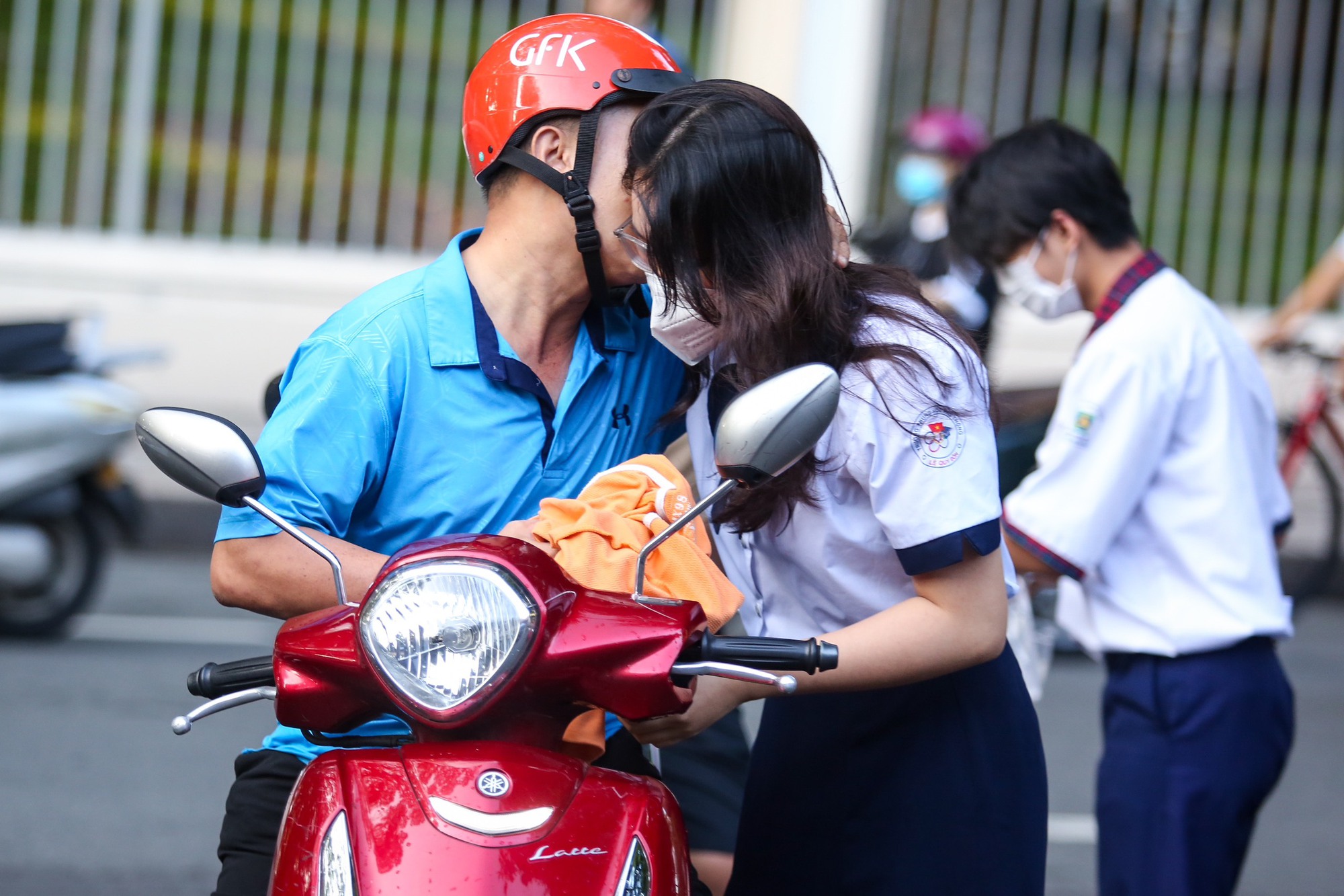 Mẹ khóc sau giờ con thi tốt nghiệp: Những cái ôm thật chặt mùa thi - Ảnh 2.