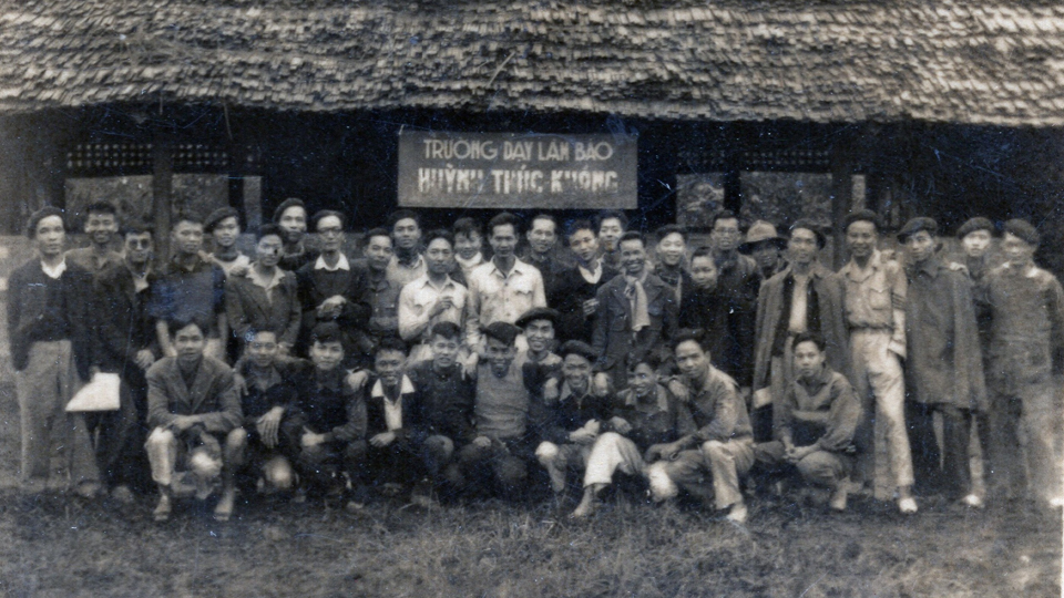 Trường dạy làm báo Huỳnh Thúc Kháng tại Chiến khu Việt Bắc, năm 1949.
Nguồn: Bảo tàng Báo chí Việt Nam