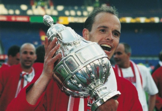 Ten Hag nâng Cup Hà Lan 2001, sau trận chung kết cùng Twente thắng PSV. Ảnh: fctwente.nl