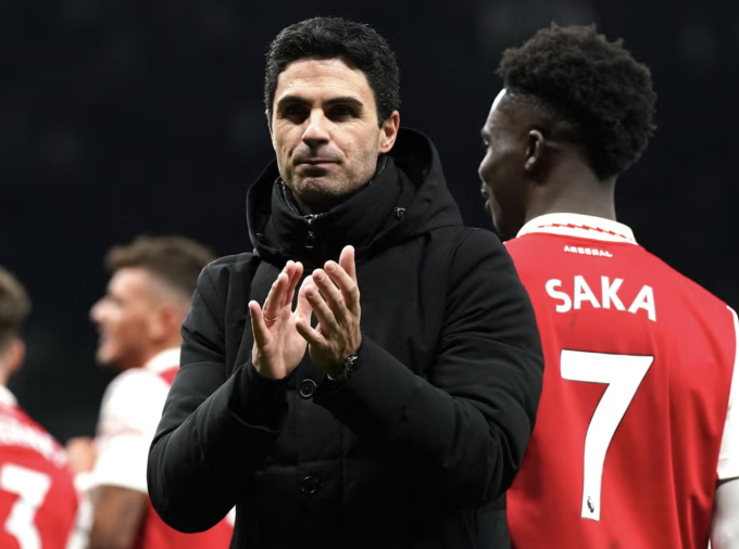 HLV Arteta vỗ tay cảm ơn CĐV sau một trận đấu của Arsenal ở mùa 2022-2023. Ảnh: PA