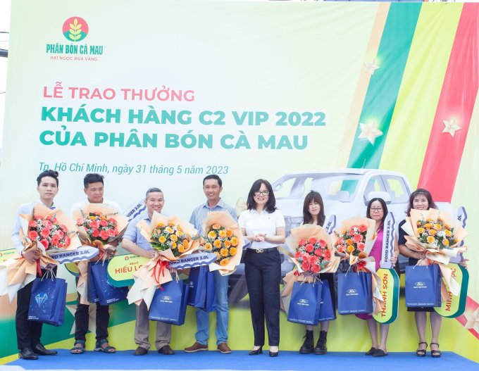 Đạm Cà Mau trao 7 xe bán tải cho khách hàng xuất sắc