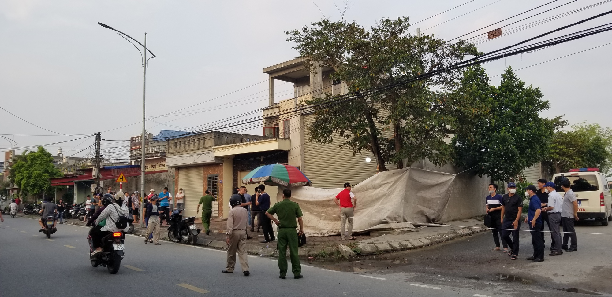 Hải Phòng: Phát hiện thi thể thiếu nữ lõa thể trong bao tải để bên đường - Ảnh 1.