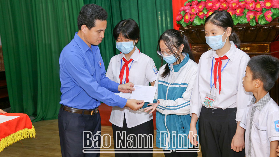 Lãnh đạo Tỉnh Đoàn trao tặng học bổng cho học sinh có hoàn cảnh khó khăn tại huyện Hải Hậu.