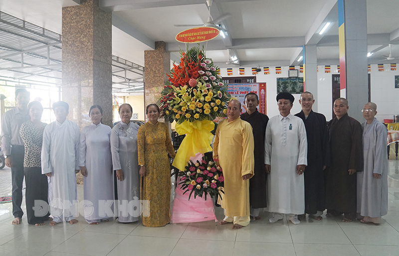 Phó chủ tịch Ủy ban MTTQ Việt Nam tỉnh Đặng Thị Phượng cùng đoàn thăm, chúc mừng Ban Trị sự Giáo hội Phật giáo Việt Nam tỉnh.