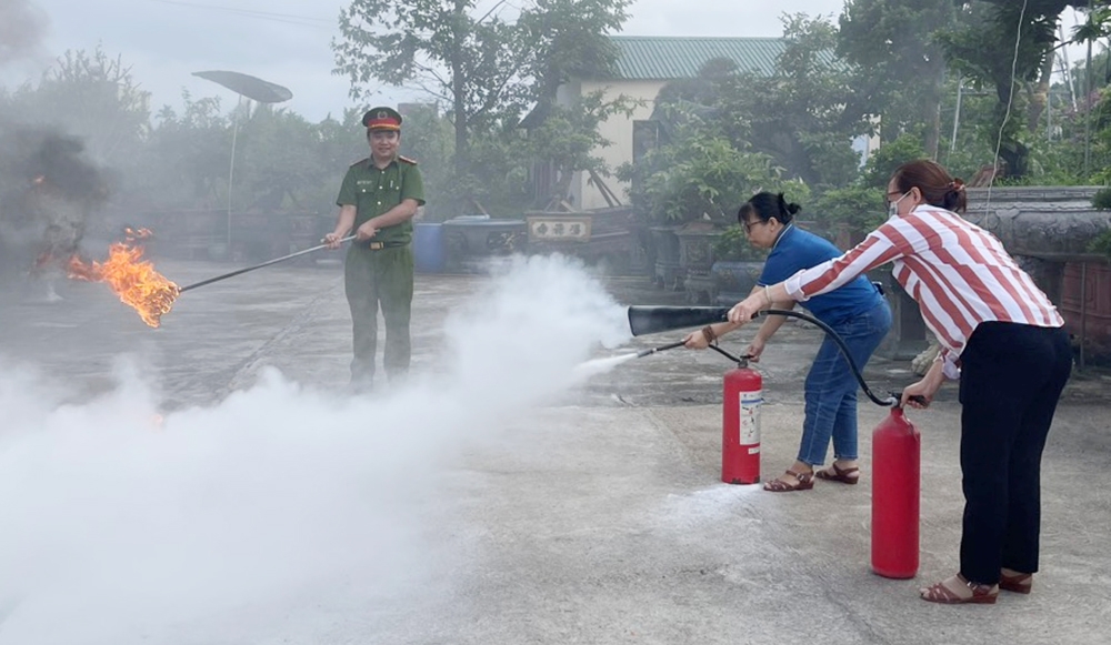 Người dân TP.Quảng Ngãi thực hành chữa cháy.
