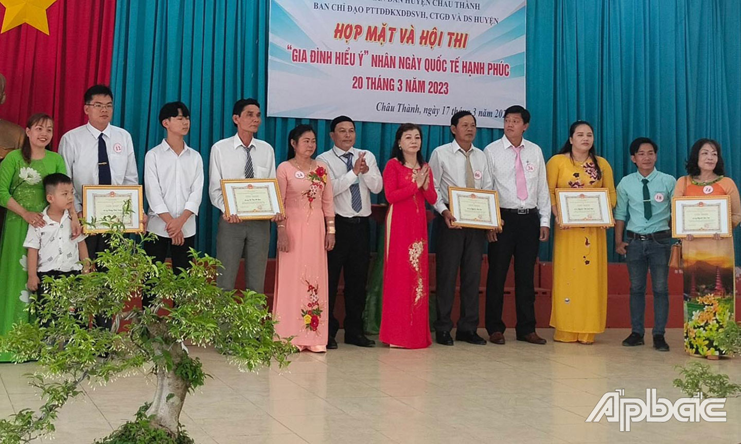 Huyện Châu Thành tuyên dương các gia đình tham gia Hội thi “Gia đình hiểu ý” nhân Ngày Quốc tế Hạnh phúc 20-3. 