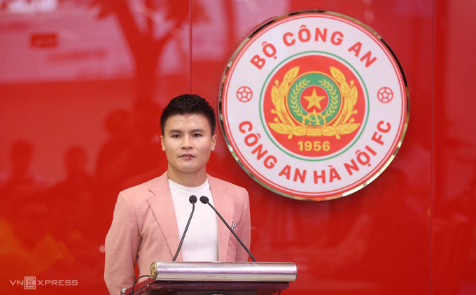 Nguyễn Quang Hải trong lễ ký hợp đồng với CLB Công an Hà Nội hôm 23/6. Ảnh: CAHN FC