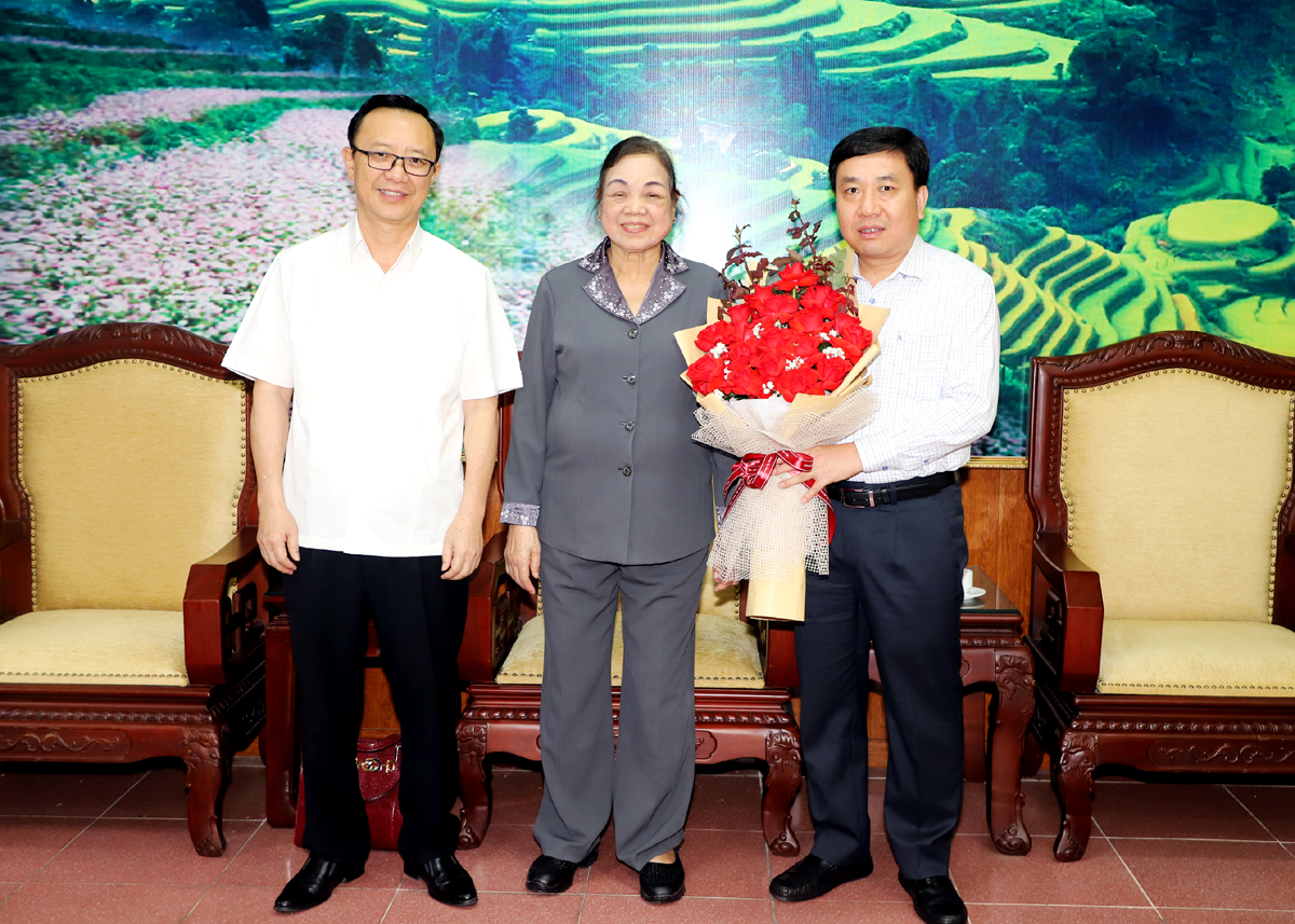 Nguyên Bí thư Trung ương Đảng, nguyên Trưởng ban Dân vận Trung ương Hà Thị Khiết tặng hoa chúc mừng Đảng bộ, chính quyền và nhân dân các dân tộc tỉnh Hà Giang.
