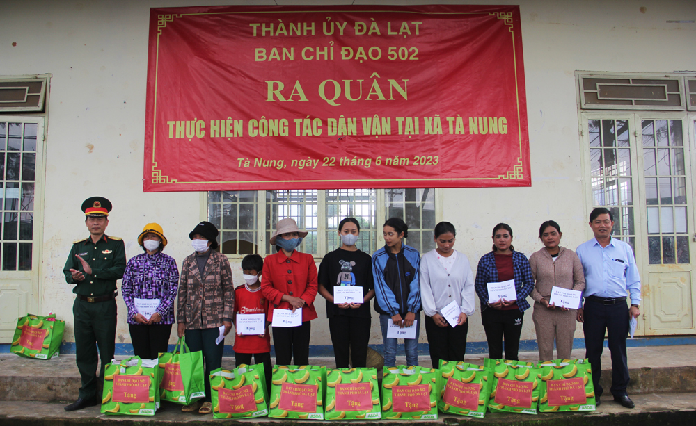 Trao quà cho các hộ gia đình có hoàn cảnh khó khăn trên địa bàn